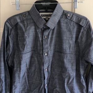 Fitted casual button down shirt.